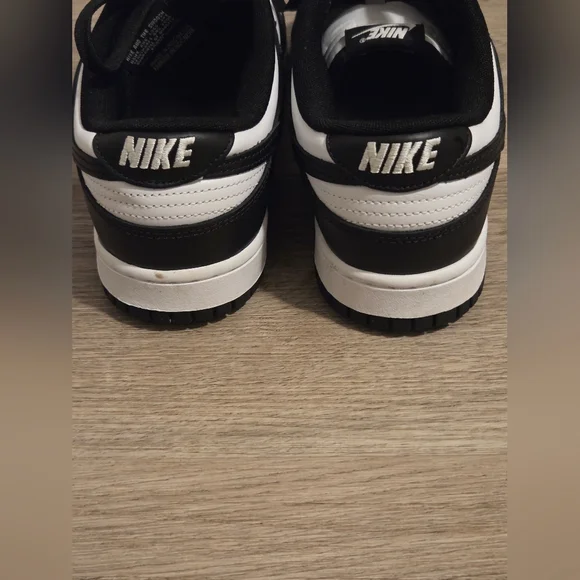 Nike Men’s Black/White Low-Top Sneakers - Picture 4 of 5